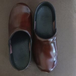 Dansko nurses clogs size 9